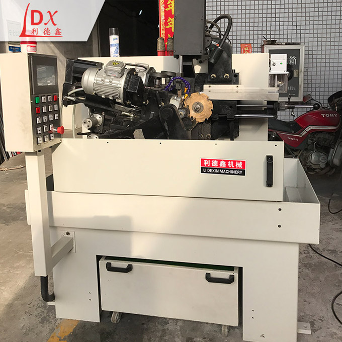 LDⅩ-028(A)全自動(dòng)數(shù)控雙磨頭側(cè)角機(jī)細(xì)節(jié)圖2-3.jpg